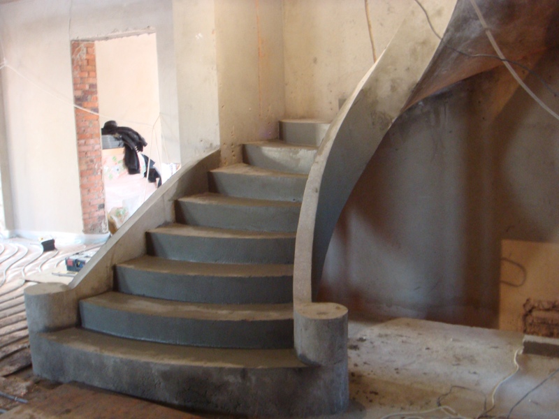 Гладко подшитая бетонная лестница с бортом