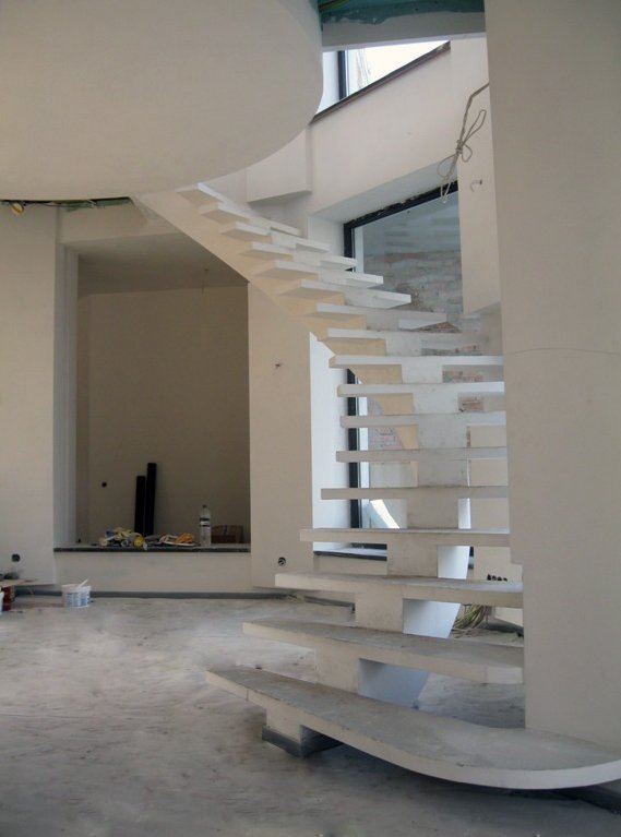 Белая бетонная лестница на центральном косоуре