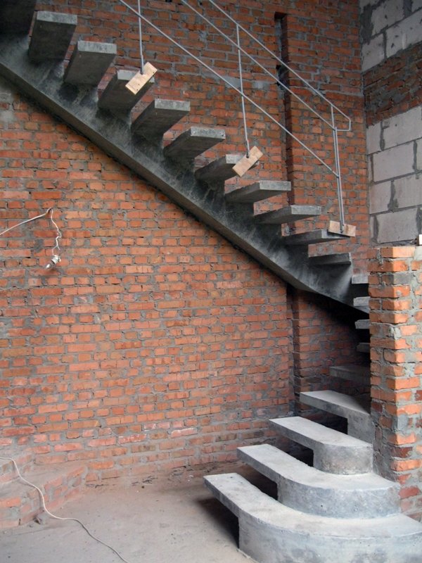 Боковой косоур лестницы из бетона