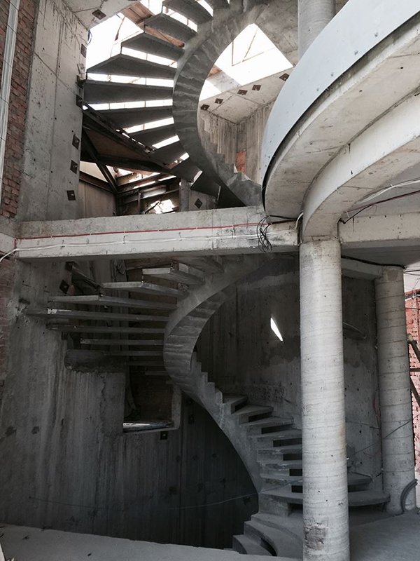 Внутренний косоур лестницы из бетона