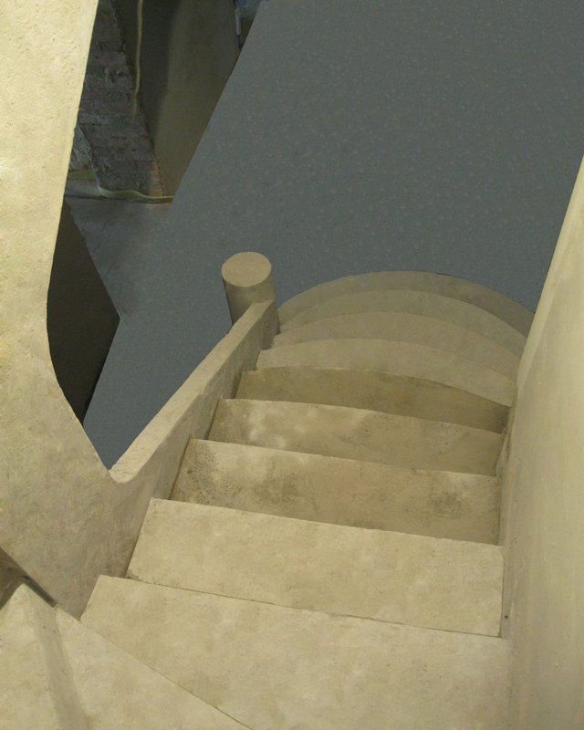 Зеркальное дно бетонной лестницы