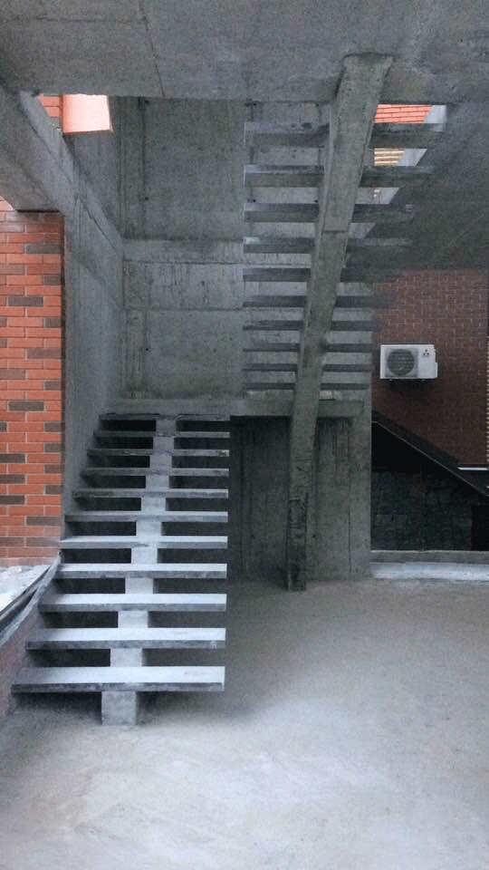 Центральный косоур п-образной бетонной лестницы