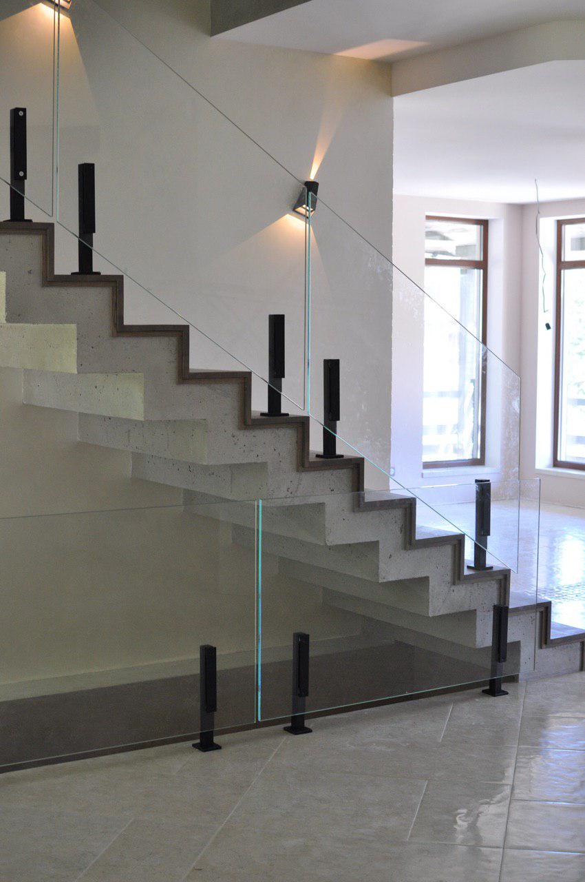 Прямая лестница зеркального типа в технологии “полированный” бетон с отделкой сверху, деревом