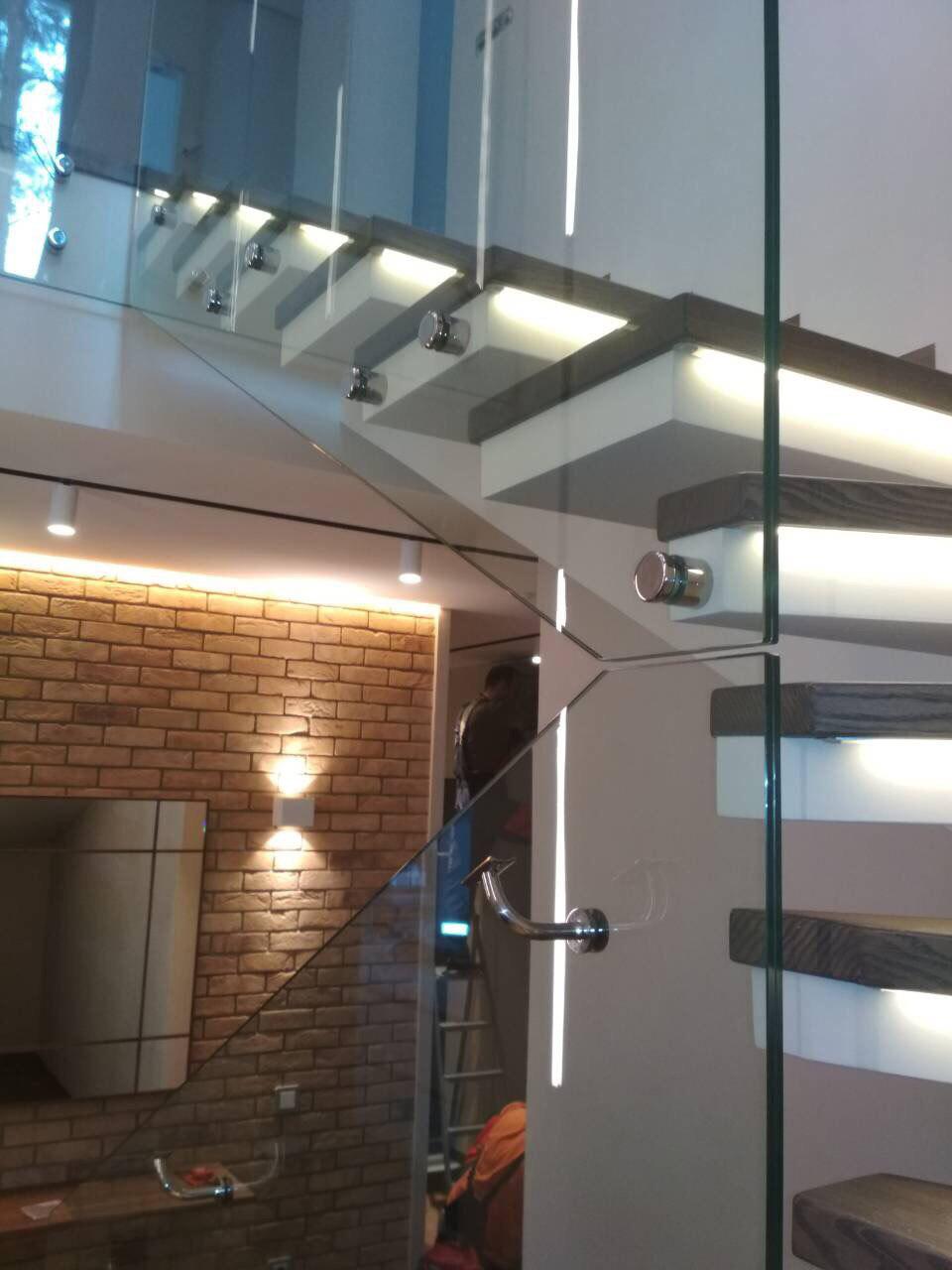 П-образная лестница конструкции половинчатый косоур