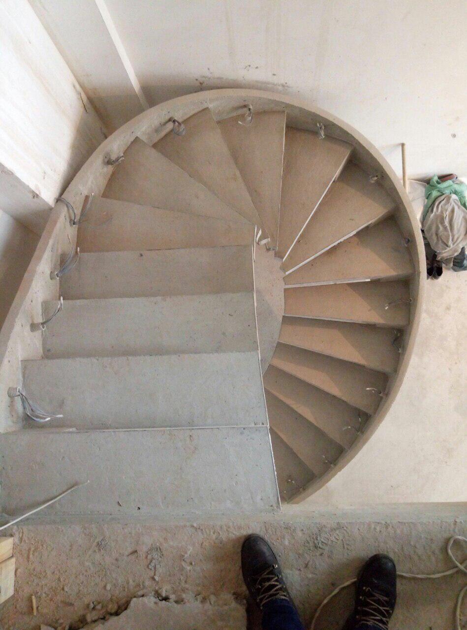 Полувинтовая лестница конструкции боковой косоур с бортом