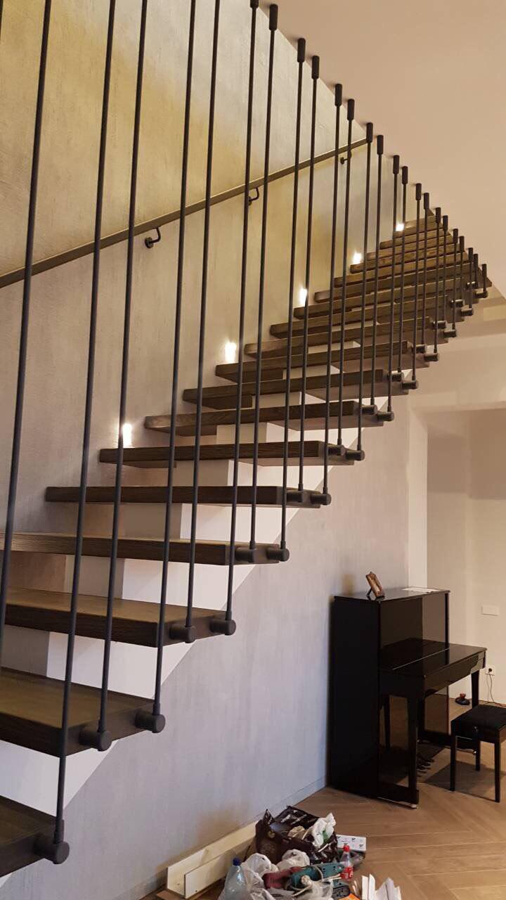 Г-подібні сходи з майданчиком, конструкції – центральний косоур