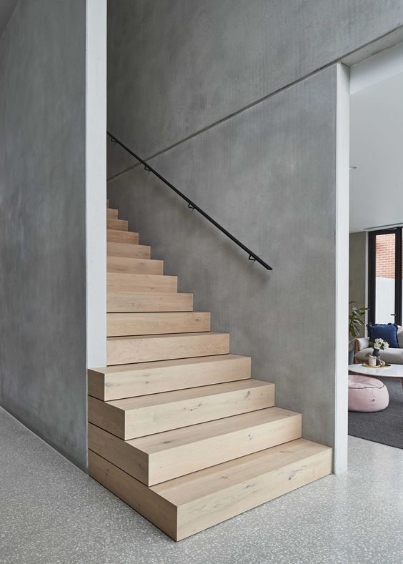 бетонная лестница с отделкой ламинатом