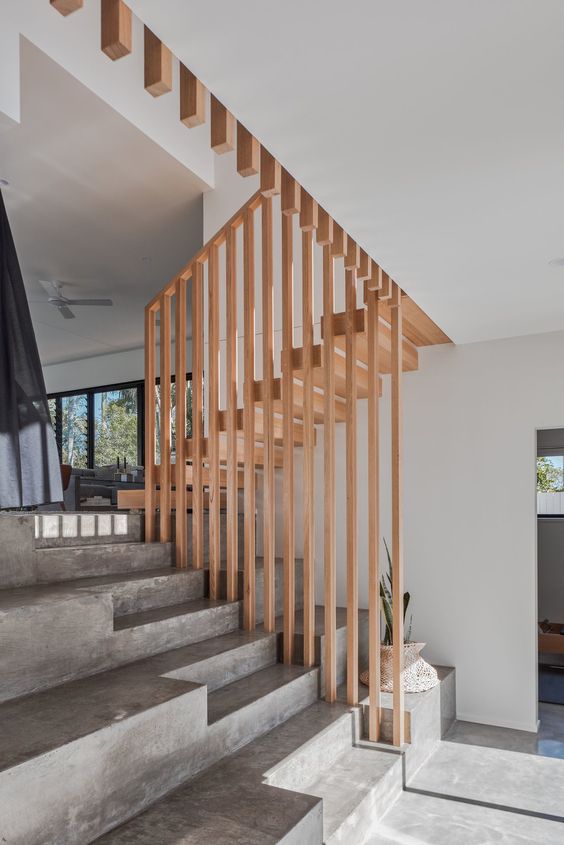 бетонная лестница с деревянными перилами
